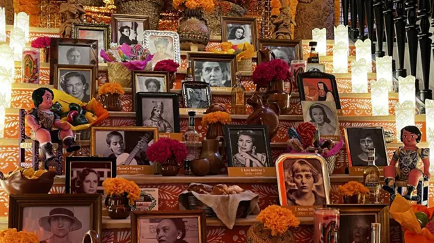 Altar de muertos en la Casa de México