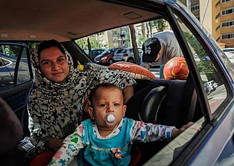 Imagen secundaria 1 - «Quiero que encuentres a esta familia». La portada que se cruzó en el camino de Shadab y cambió su vida