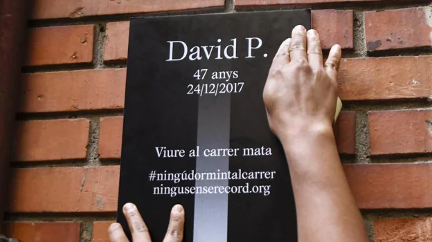 Placa en memoria de David, fallecido la Nochebuena de 2017 en las calles de Barcelona