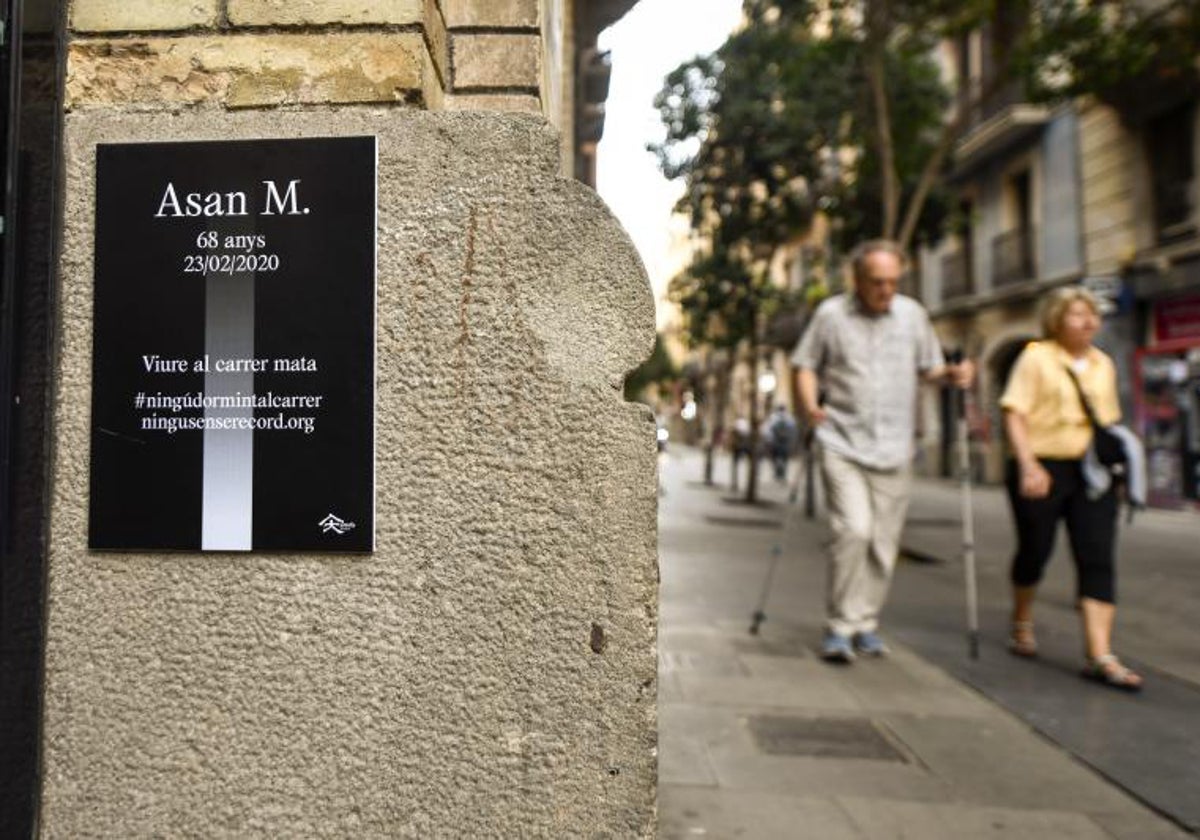 Una de las placas que estudiantes del CEIR Villarroel han colocado en Barcelona para recordar a los sin techo muertos en sus calles