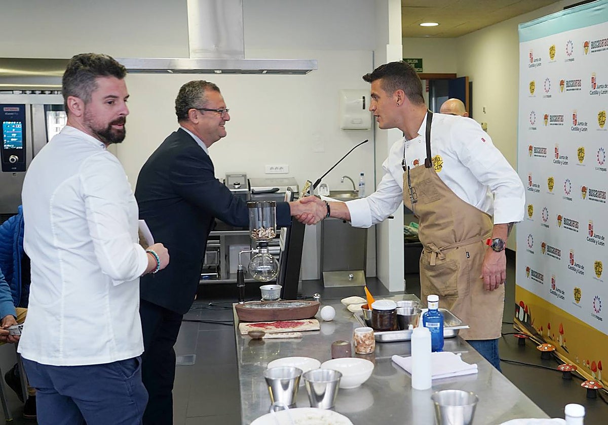 El consejero Gerardo Dueñas saluda al chef Miguel Cobo, que ha participado en un showcooking micológico