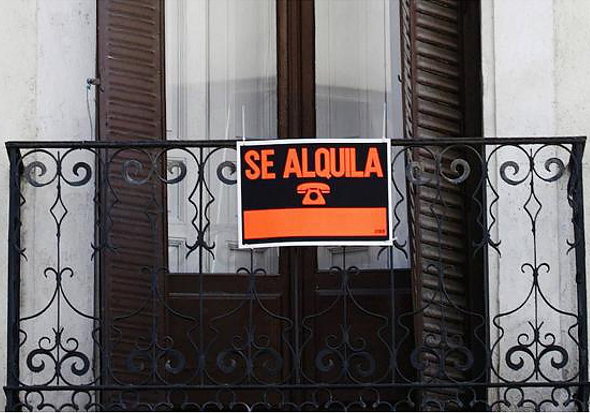 Letrero de una vivienda en alquiler en una imagen de archivo