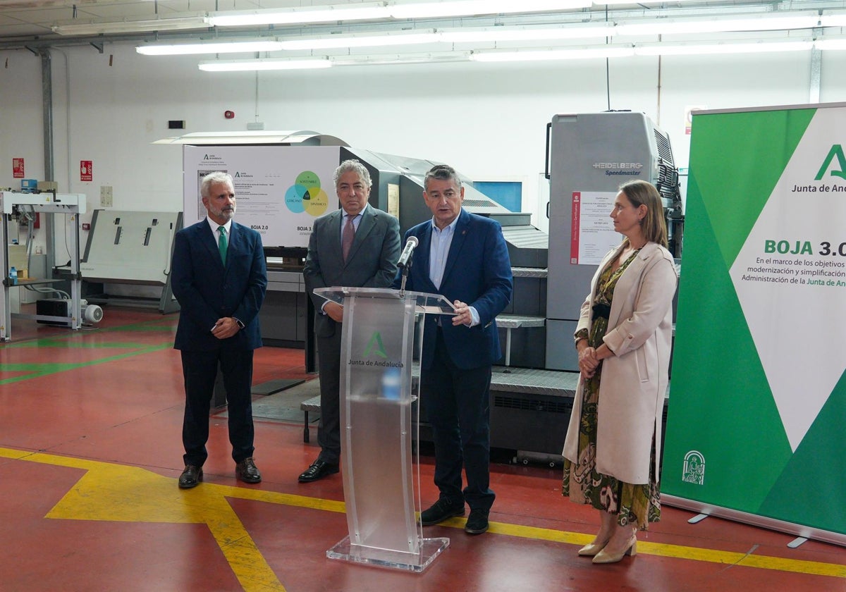 Antonio Sanz, en la visita girada este lunes a la sede de Boletín Oficial de la Junta de Andalucía