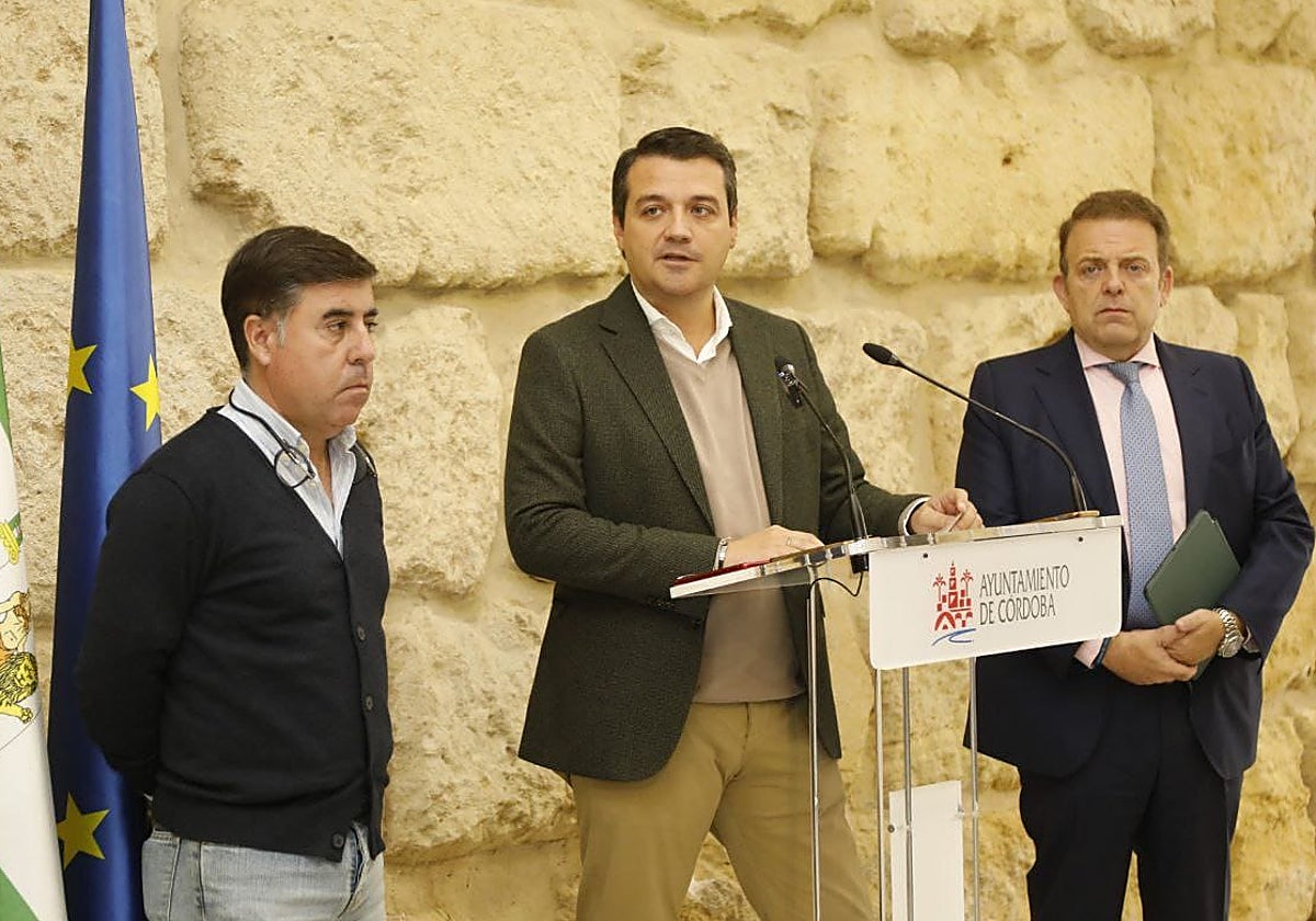 Bellido junto a los concejales de Infraestructuras y Presidencia este lunes en el Ayuntamiento de Córdoba