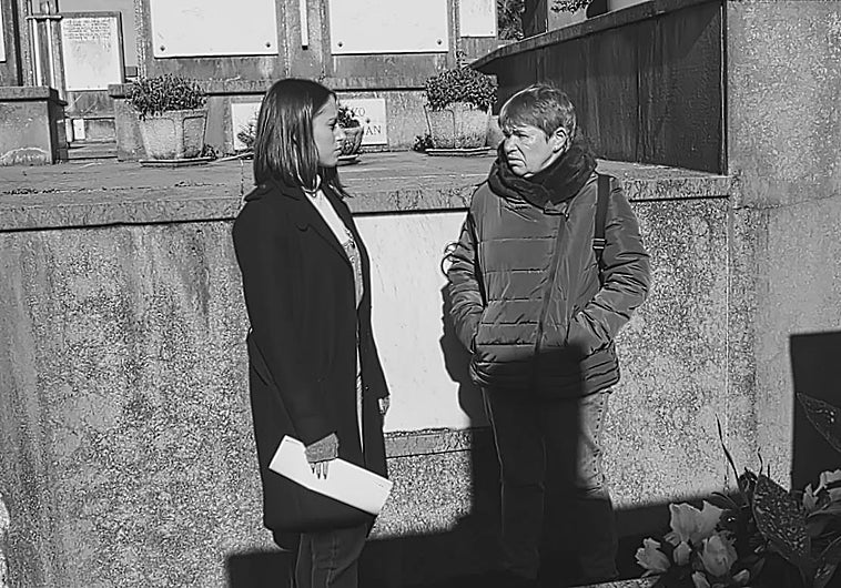 Imagen de una entrevista del documental en el cementerio donde yace una de las víctimas