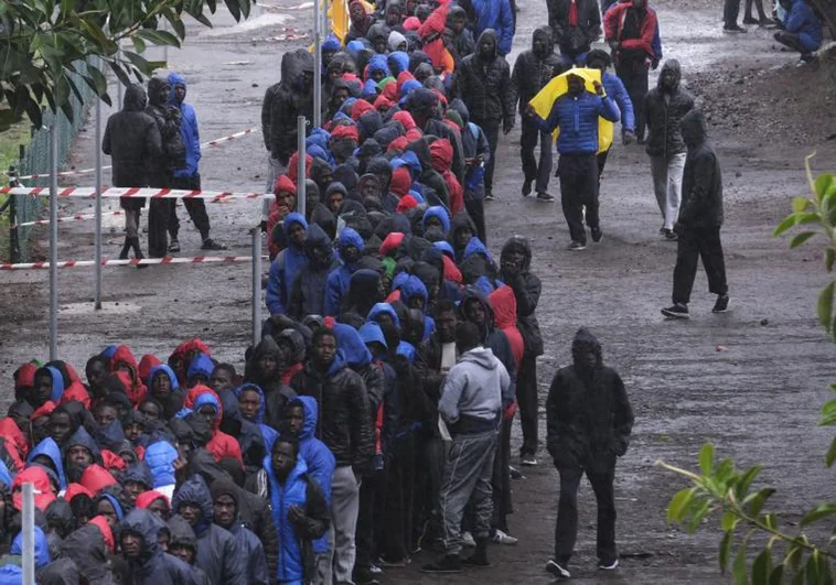 Cientos de inmigrantes hacen cola para acceder al centro de acogida de Las Raíces (Tenerife)