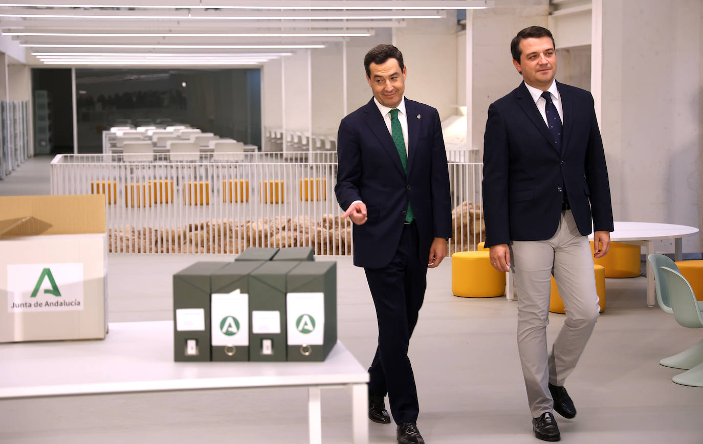 Fotos: Juanma Moreno estrena el traslado documental a la Biblioteca &#039;Grupo Cántico&#039;