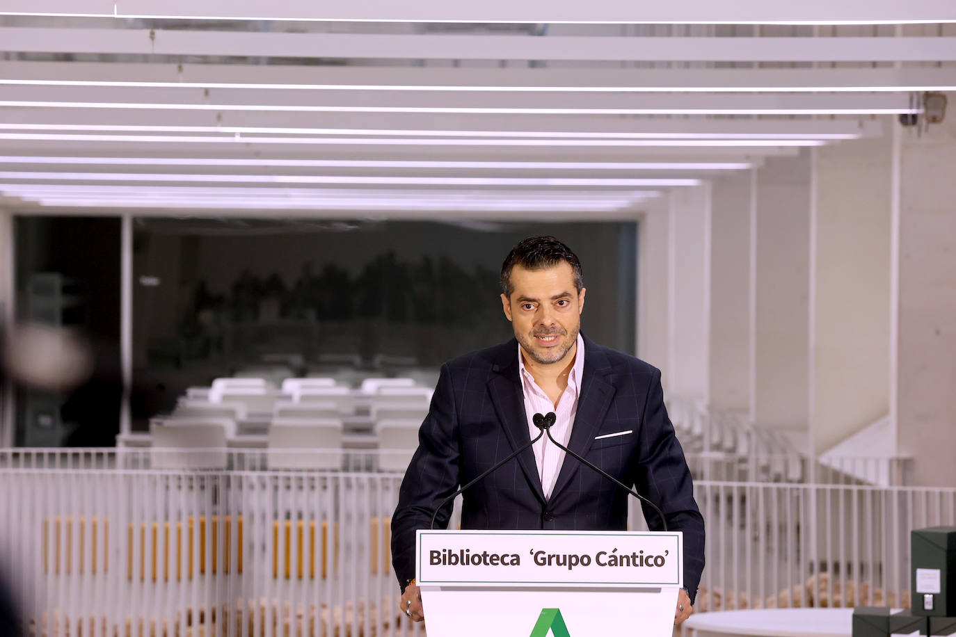 Fotos: Juanma Moreno estrena el traslado documental a la Biblioteca &#039;Grupo Cántico&#039;