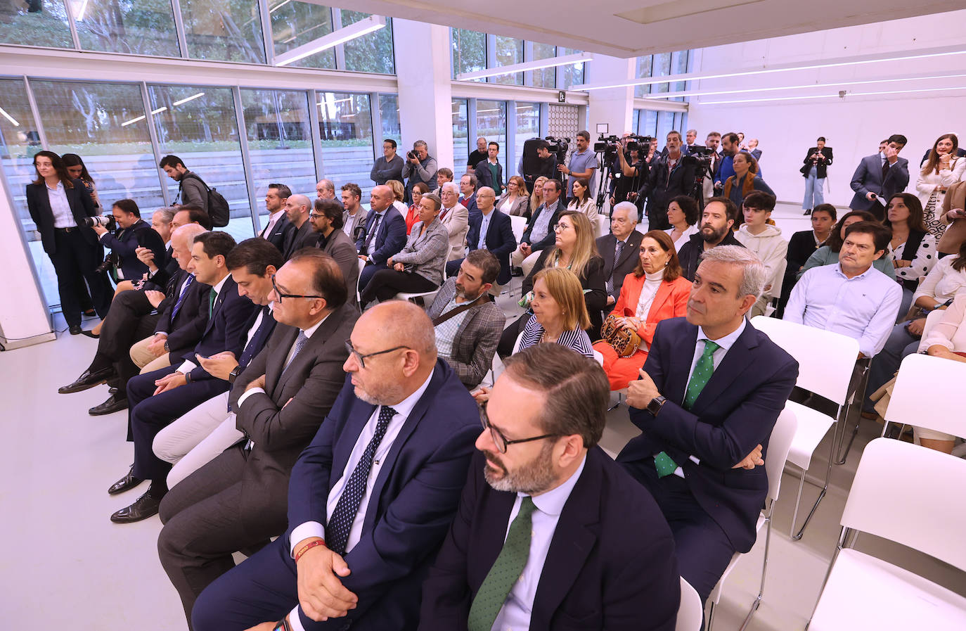 Fotos: Juanma Moreno estrena el traslado documental a la Biblioteca &#039;Grupo Cántico&#039;