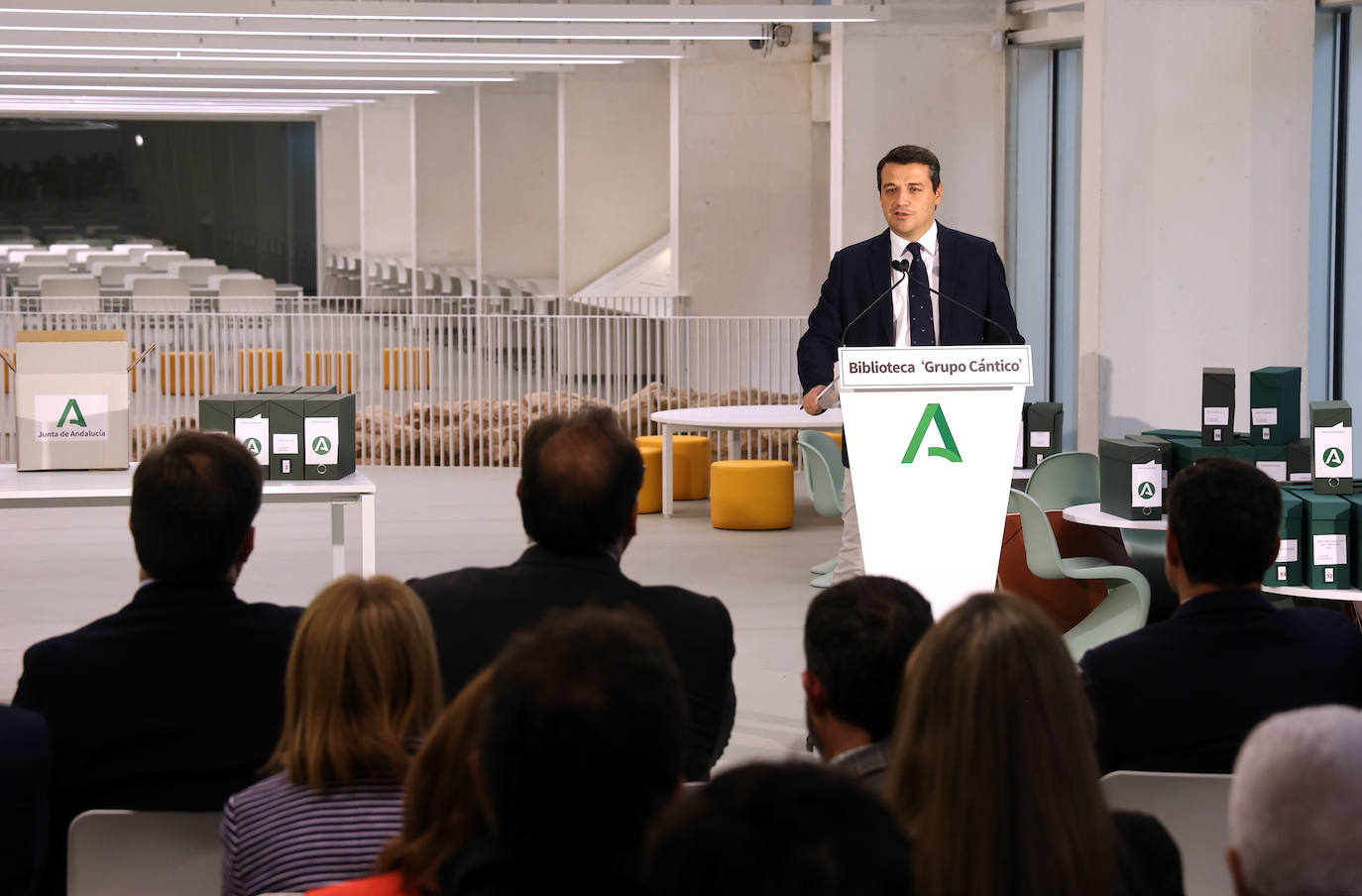 Fotos: Juanma Moreno estrena el traslado documental a la Biblioteca &#039;Grupo Cántico&#039;