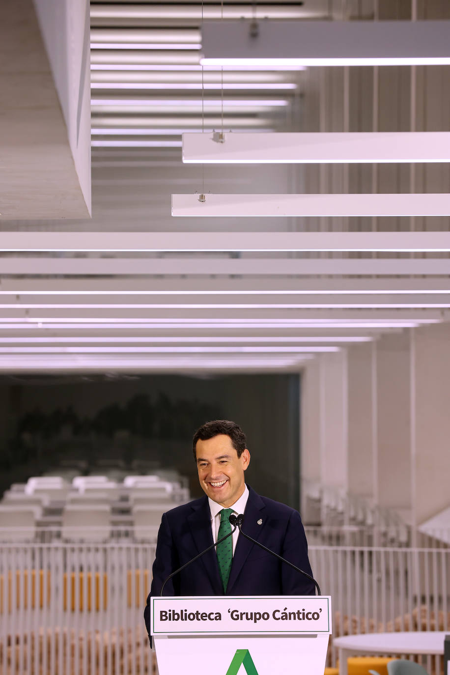 Fotos: Juanma Moreno estrena el traslado documental a la Biblioteca &#039;Grupo Cántico&#039;