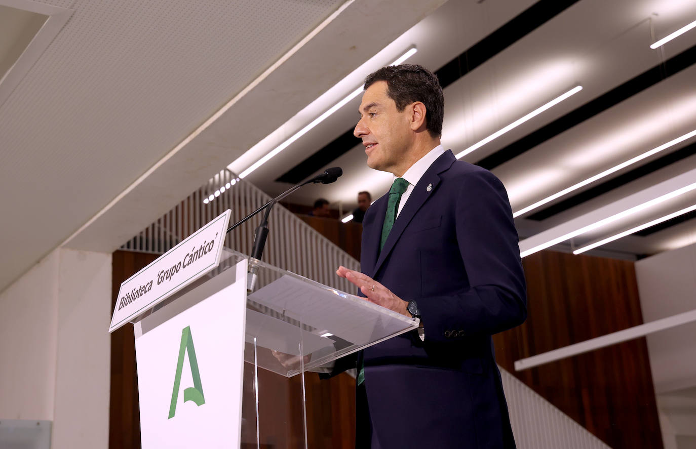 Fotos: Juanma Moreno estrena el traslado documental a la Biblioteca &#039;Grupo Cántico&#039;