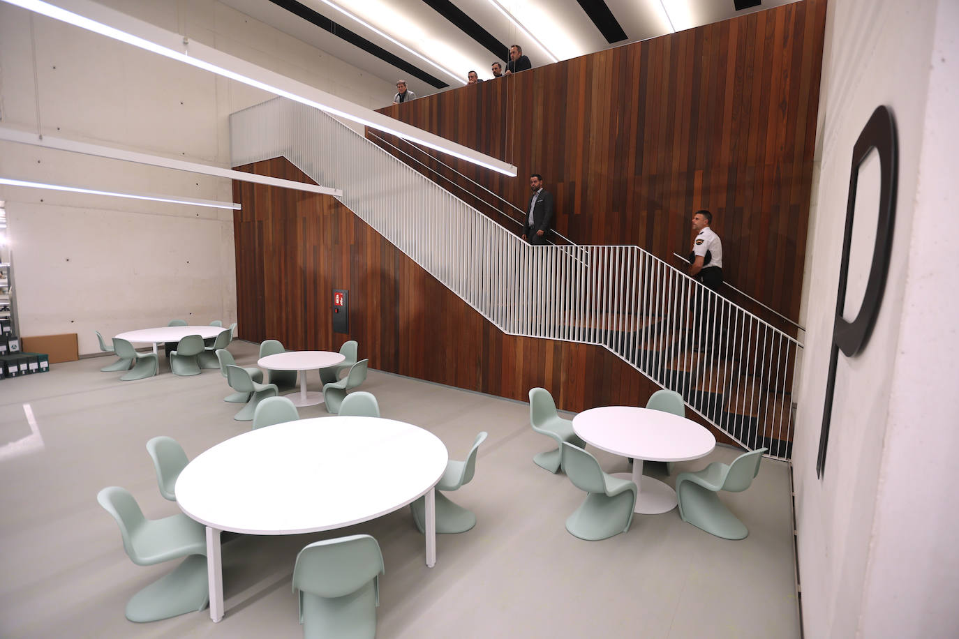 Fotos: Juanma Moreno estrena el traslado documental a la Biblioteca &#039;Grupo Cántico&#039;