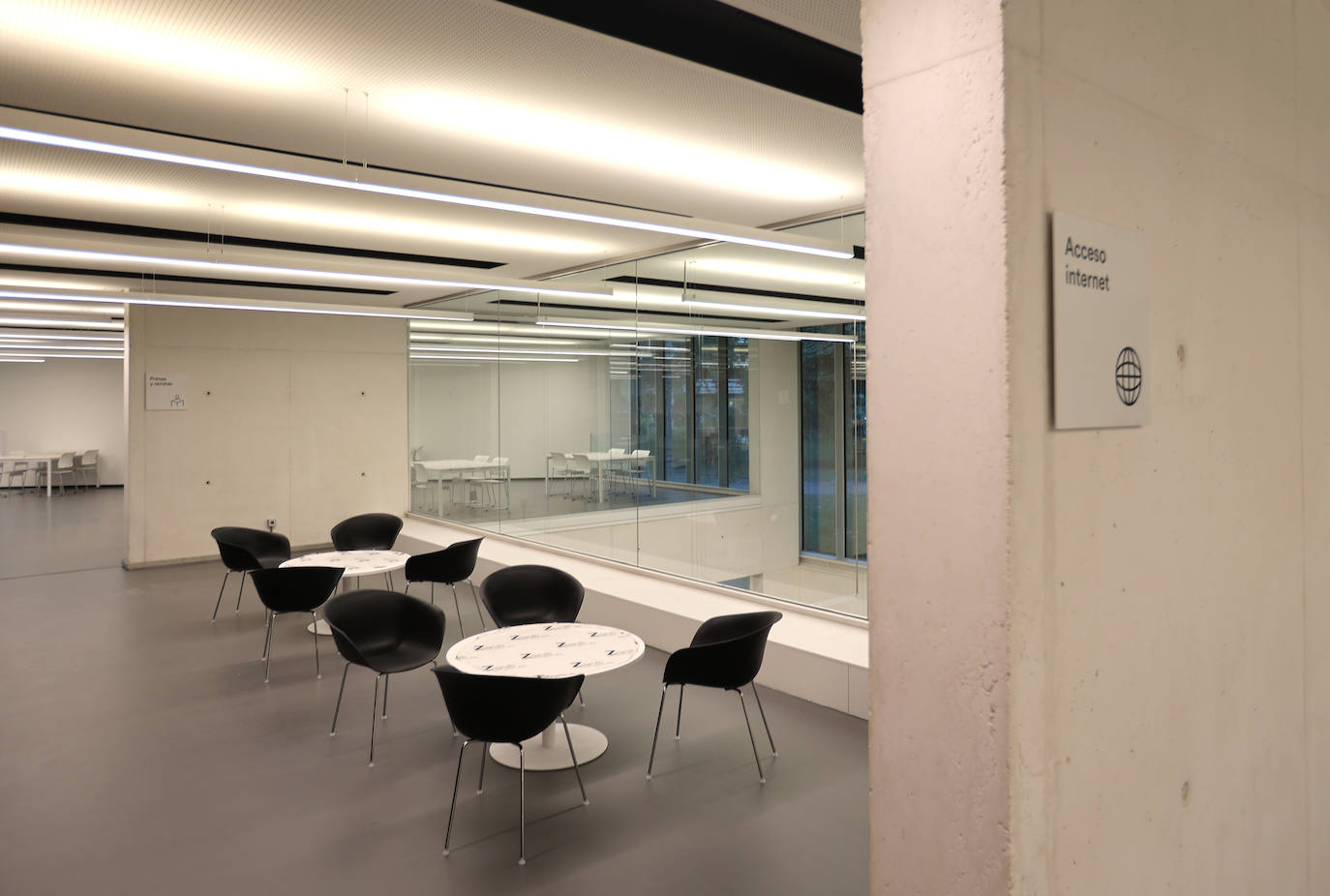 Fotos: Juanma Moreno estrena el traslado documental a la Biblioteca &#039;Grupo Cántico&#039;