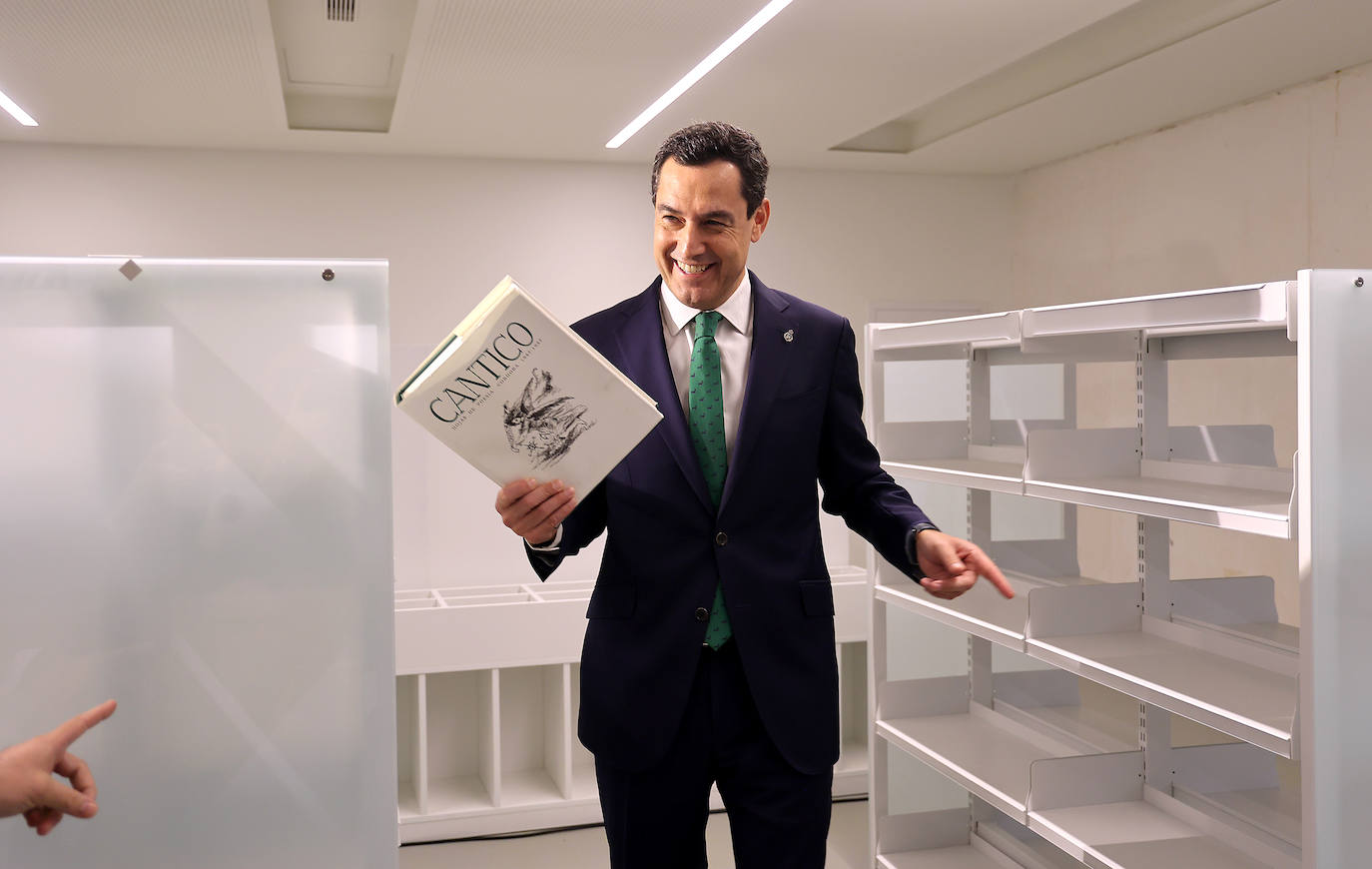 Fotos: Juanma Moreno estrena el traslado documental a la Biblioteca &#039;Grupo Cántico&#039;