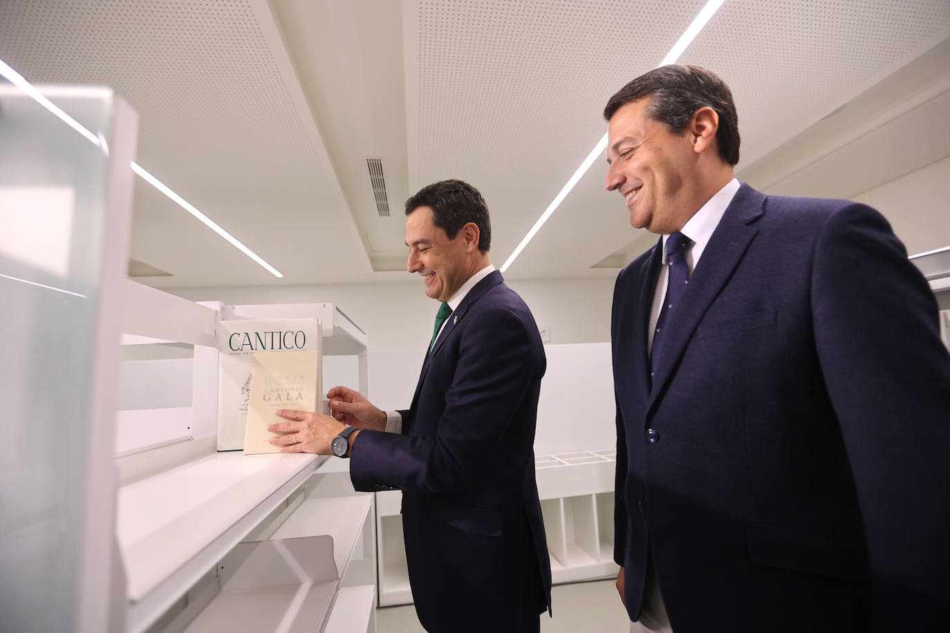 Fotos: Juanma Moreno estrena el traslado documental a la Biblioteca &#039;Grupo Cántico&#039;