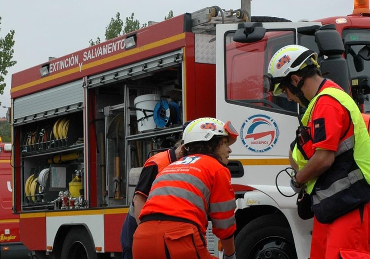 Muere una persona en Trigueros al volcar con su coche y quedar atrapada tras un desprendimiento