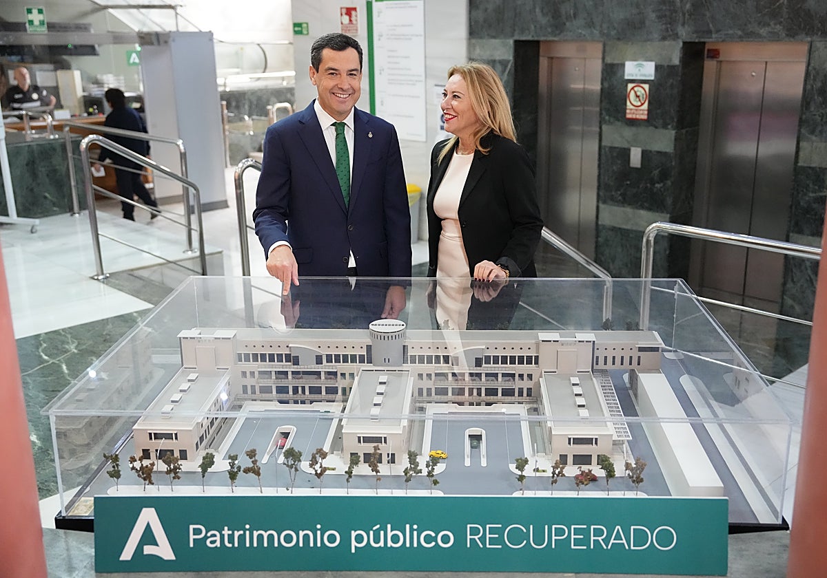 Juanma Moreno y Carolina España, ante la maqueta de la Consejería de Inclusión Social, uno de los inmuebles que recuperará la Junta