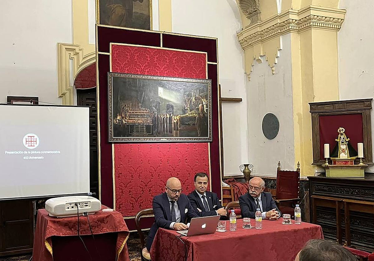 El artista Fernando Vaquero, junto a Alfonso Orti, hermano mayor del Sepulcro, y Ramón Montes, durante la presentación