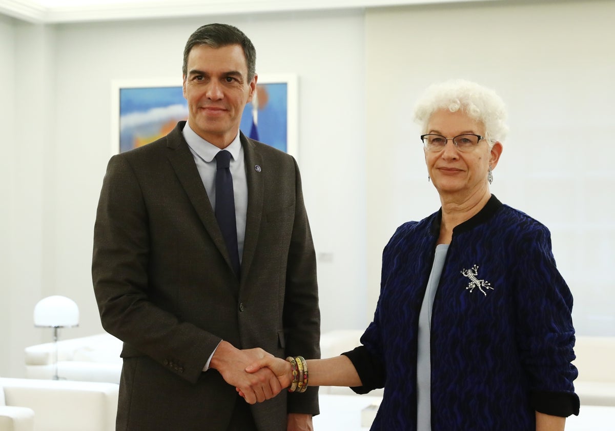 El presidente del Gobierno, Pedro Sánchez, y la embajadora de Israel, Rodica Radian-Gordon, durante su encuentro este lunes en La Moncloa