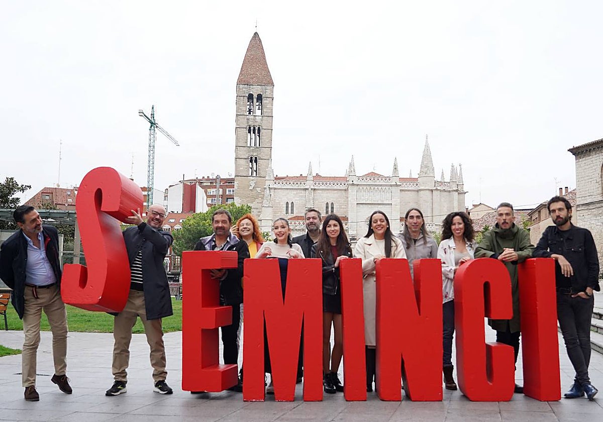 El equipo de la película junto a parte de la banda madrileña 'Vetusta Morla'