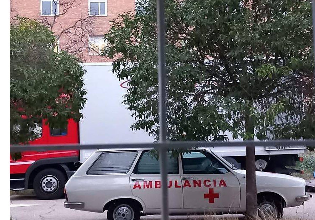 Una vieja ambulancia en el Virgen de la Salud