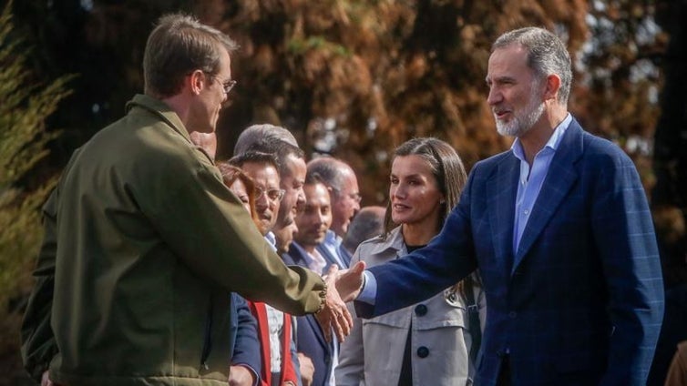 Los Reyes homenajean en Tenerife a los 'héroes' del incendio: «Sois un ejemplo de lo mejor de nuestra sociedad»