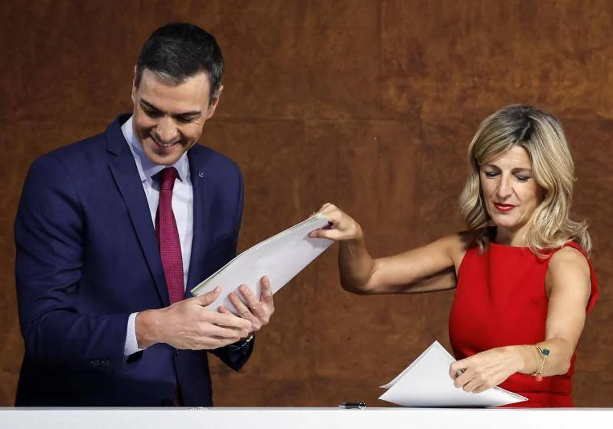 Pedro Sánchez y Yolanda Díaz firman el nuevo acuerdo de coalición