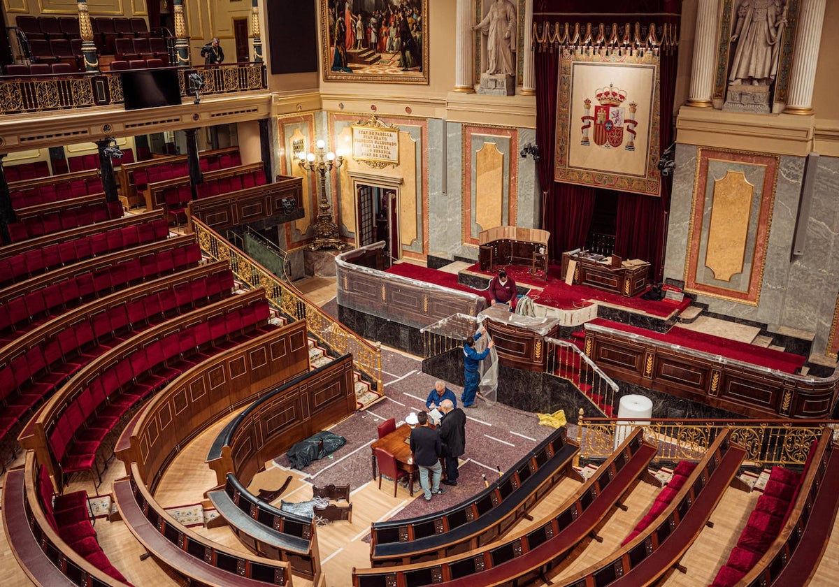 Operarios trabajaban este martes para adaptar el Congreso al acto por el juramento de la Princesa Leonor