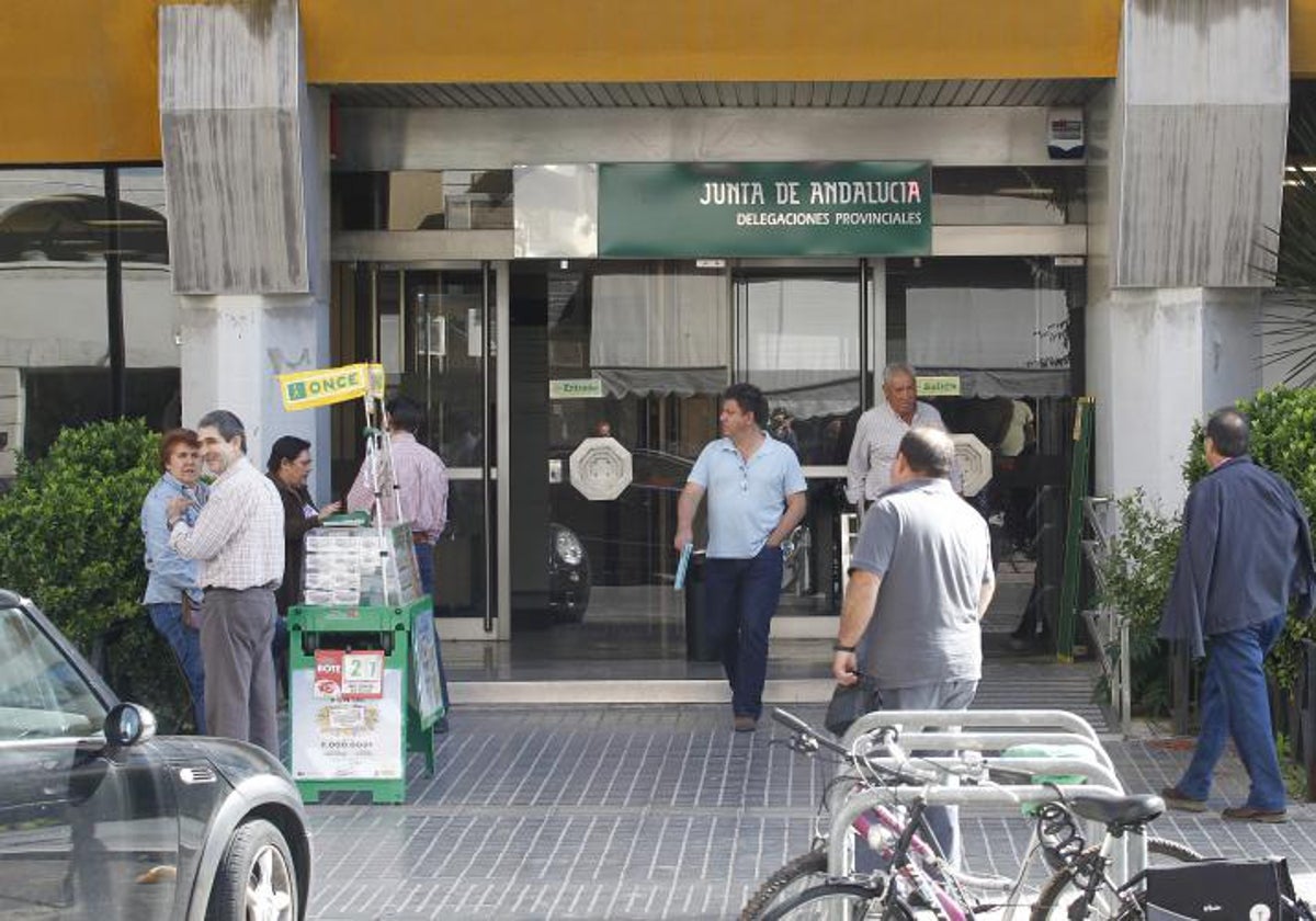 Usuarios saliendo de una sede administrativa de la Junta de Andalucía en Córdoba