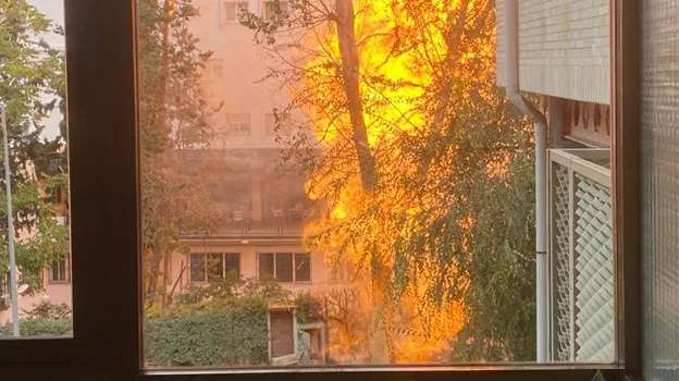 Las llamas de la explosión vistas desde uno de las habitaciones