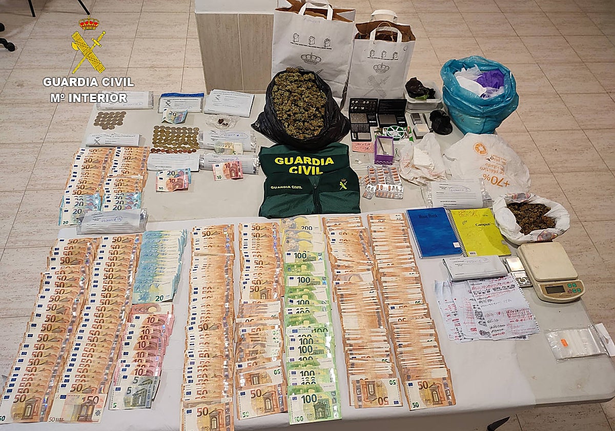 Imagen de los efectos intervenidos por la Guardia Civil a la pareja de traficantes