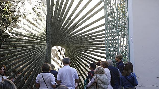 Montaje de Flowers by Bornay en el patio del Reloj de la Diputación de Córdoba