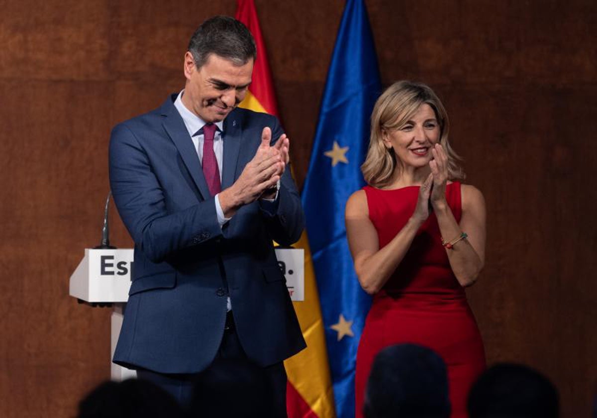 Pedro Sánchez y Yolanda Díaz durante el acto de presentación del acuerdo programático de PSOE y Sumar