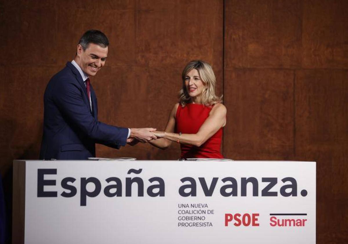 Pedro Sánchez y Yolanda Díaz durante la firma del acuerdo