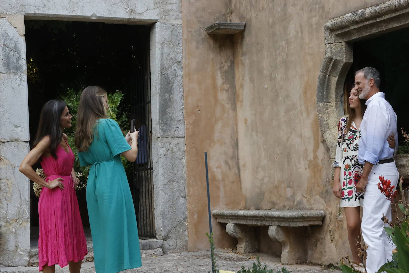 31 de julio de 2023. La Princesa hace una foto a su padre Felipe VI y a su hermana la Infanta Leonor durante una visita a los jardines de Alfábia en Palma