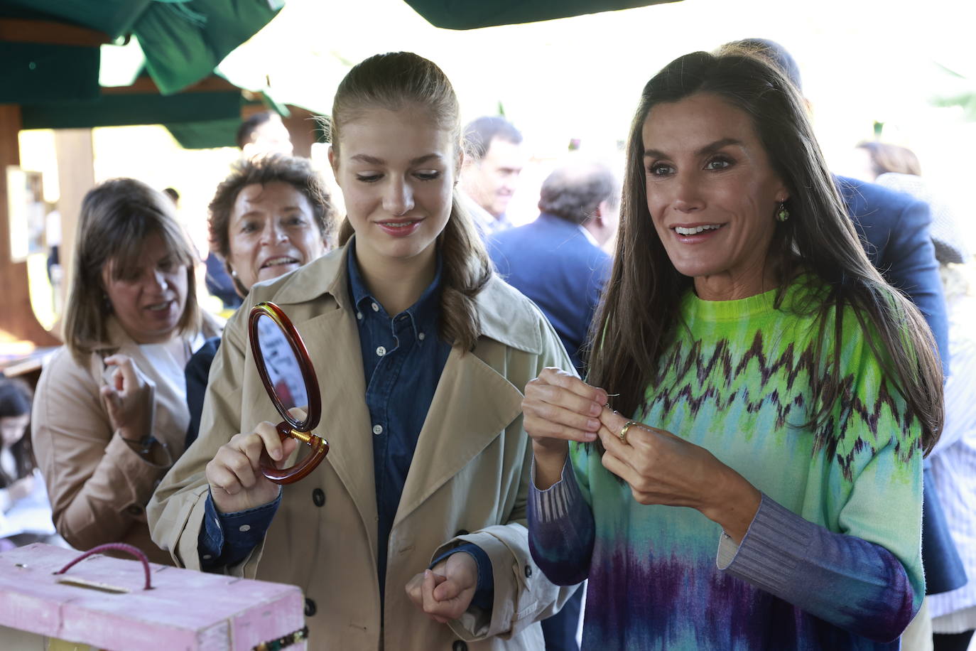 21 de octubre de 2023. La Reina y la Princesa durante la visita con motivo de la entrega al Pueblo Ejemplar de Asturias 2023