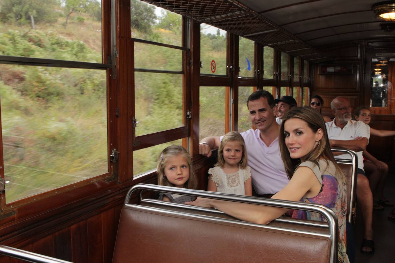 6 de agosto de 2012. Los Reyes junto a sus hijas en una excursión en tren a Sóller