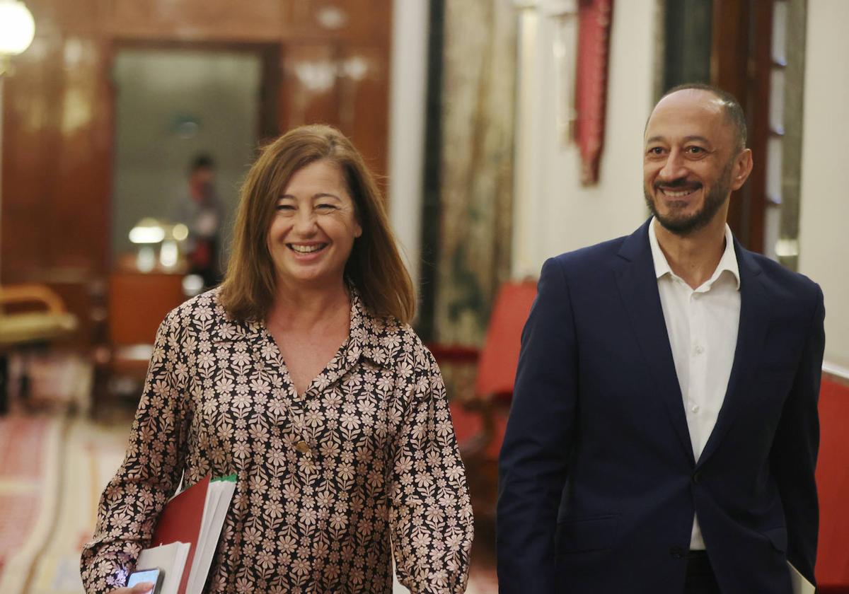 La presidenta del Congreso, Armengol, y el vicepresidente primero de la Mesa, Gómez de Celis, este miércoles