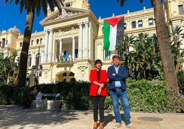 Podemos e IU despliegan una bandera palestina en el Ayuntamiento de Málaga