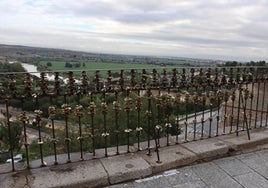 Comienzan a retirar los candados en la cuesta de la Armas para evitar daños en el patrimonio