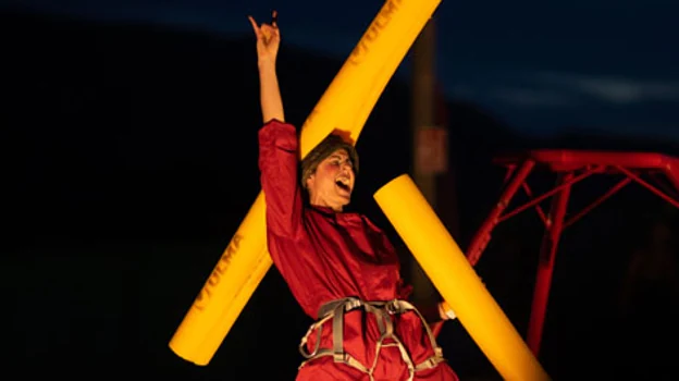 'C'es pas posible', un espectáculo en lenguaje clown y con acrobacias aéreas, dirigido por Industrial Teatrera