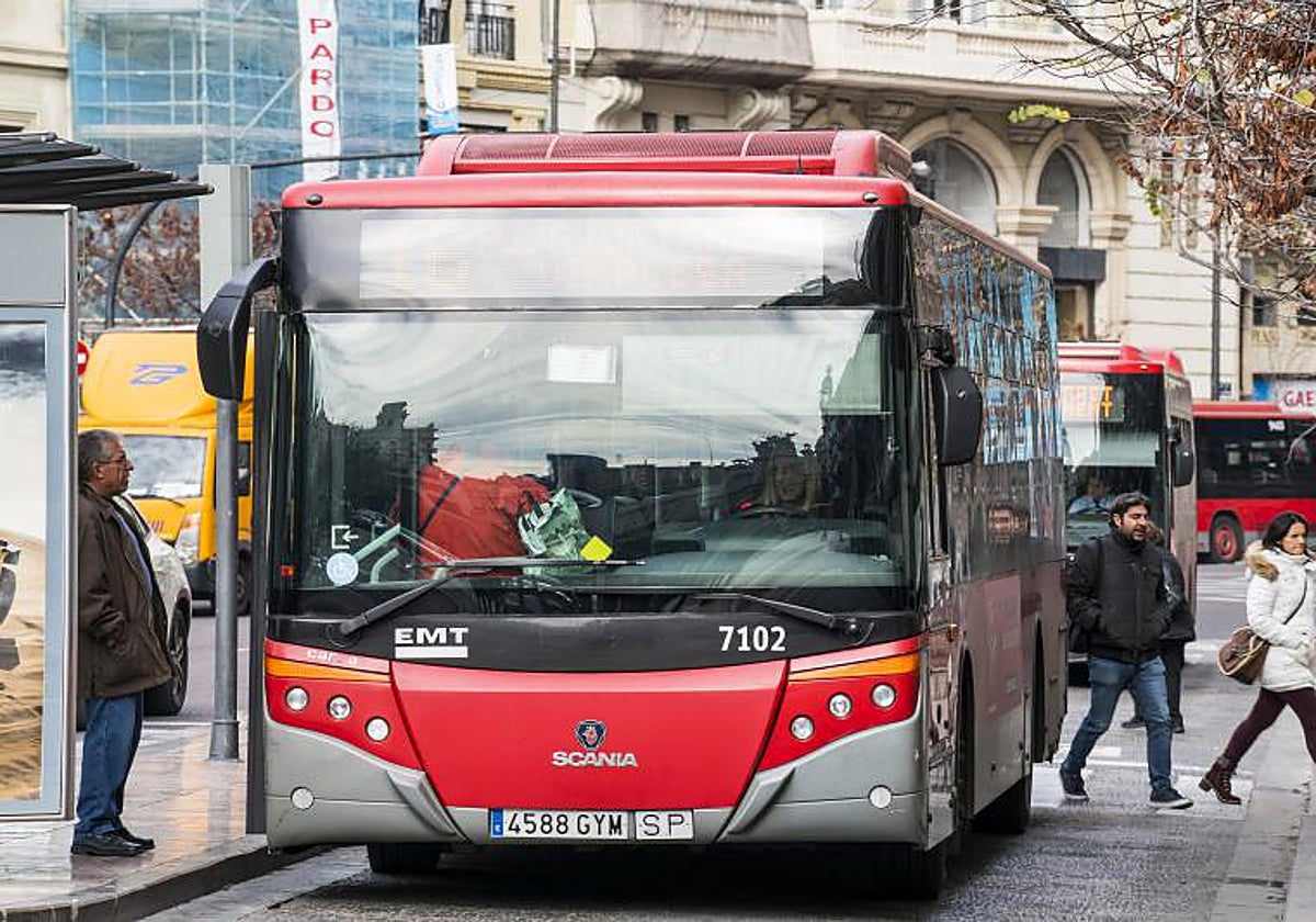 Imagen de archivo de un autobús de la EMT en la plaza del Ayuntamiento de Valencia