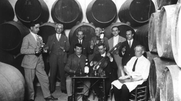 Fiesta flamenca junto a los barriles de crianza del vino
