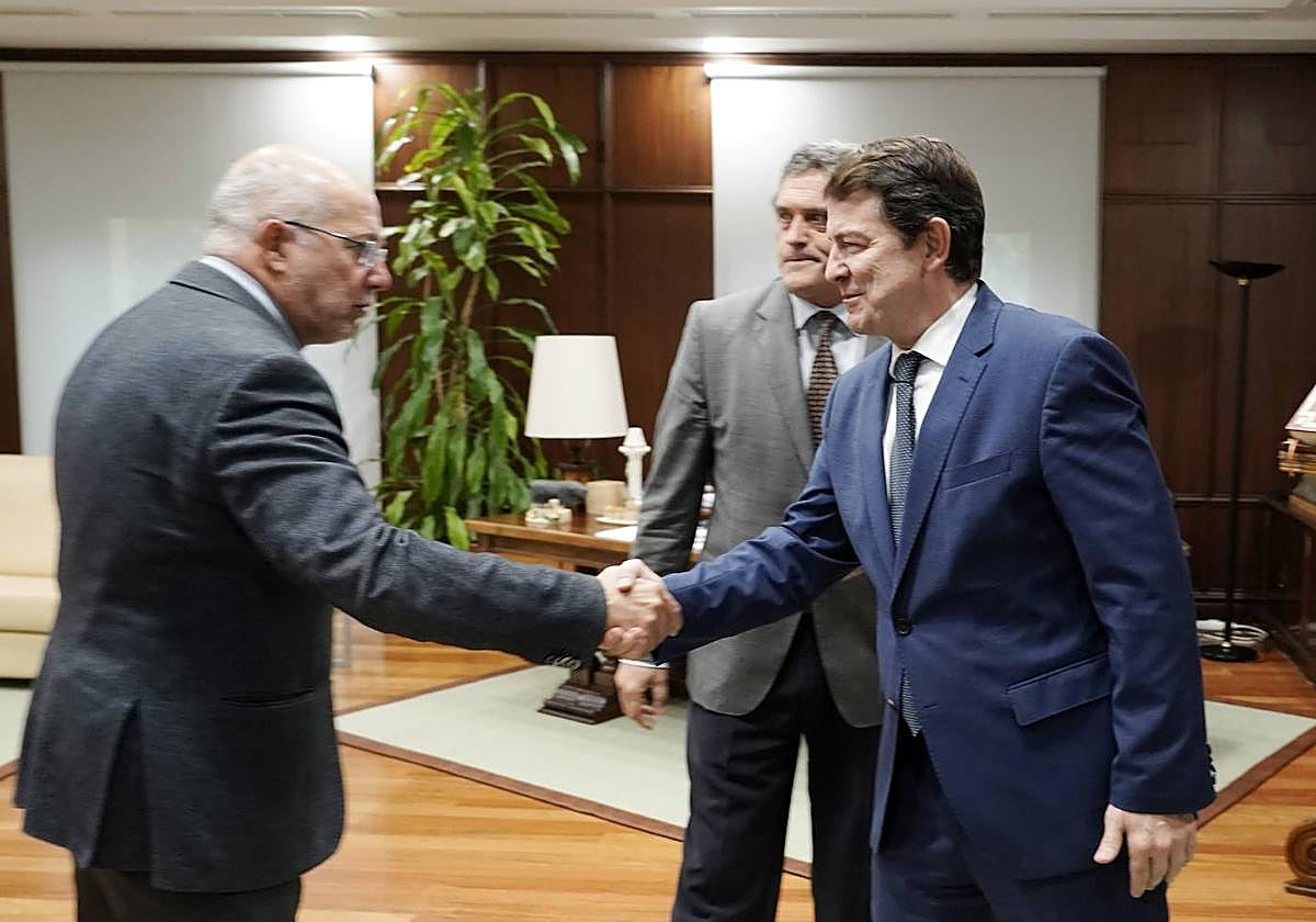 El presidente de la Junta de Castilla y León, Alfonso Fernández Mañueco, se reúne con los portavoces del Grupo Parlamentario Mixto, Francisco Igea Arisqueta y Pedro José Pascual Muñoz
