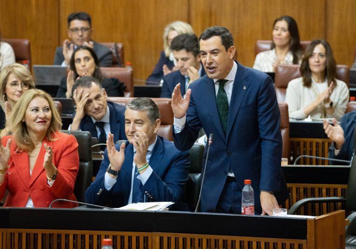 El presidente, Juanma Moreno, ayer en el Parlamento andaluz