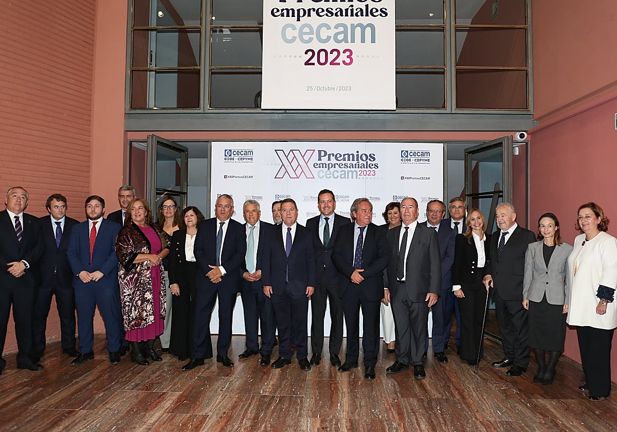 Foto de familia con las autoridades y los premiados antes de la entrega de galardones