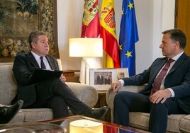 Serrano le pide a Page que amplíe los servicios de Urgencias y la autovía Cuenca-Albacete