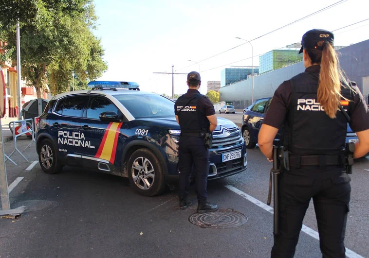 Imagen de dos agentes de la Policía Nacional en la ciudad de Valencia