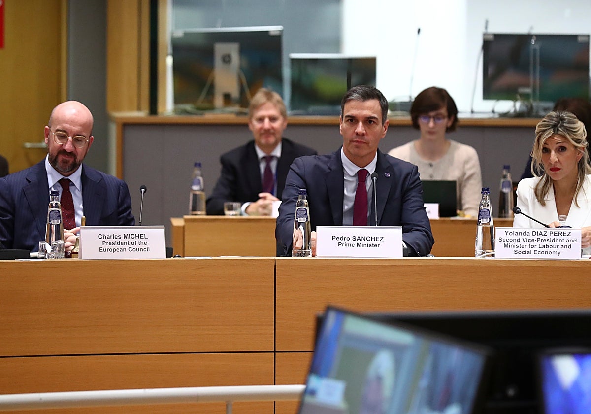 Pedro Sánchez y Yolanda Díaz, junto al presidente del Consejo Europeo, Charles Michel, durante un acto este miércoles en Bruselas